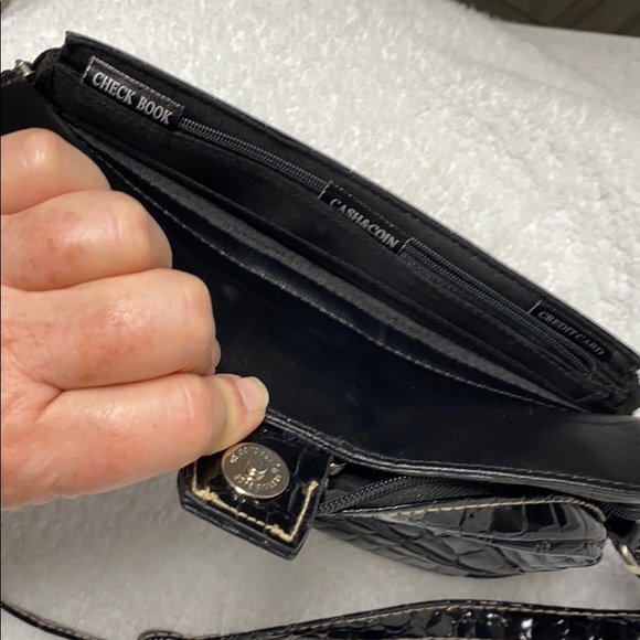 Cute black roomy cross body faux alligator vinyl - Picture 5 of 9